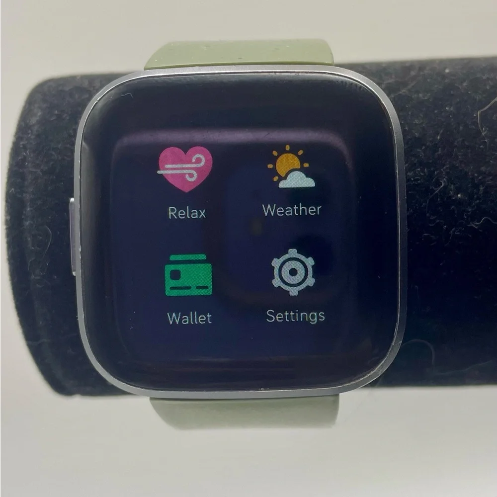 Fitbit Versa 2 Health and Fitness Smartwatch with Green Silicone Band. 8.5 inch